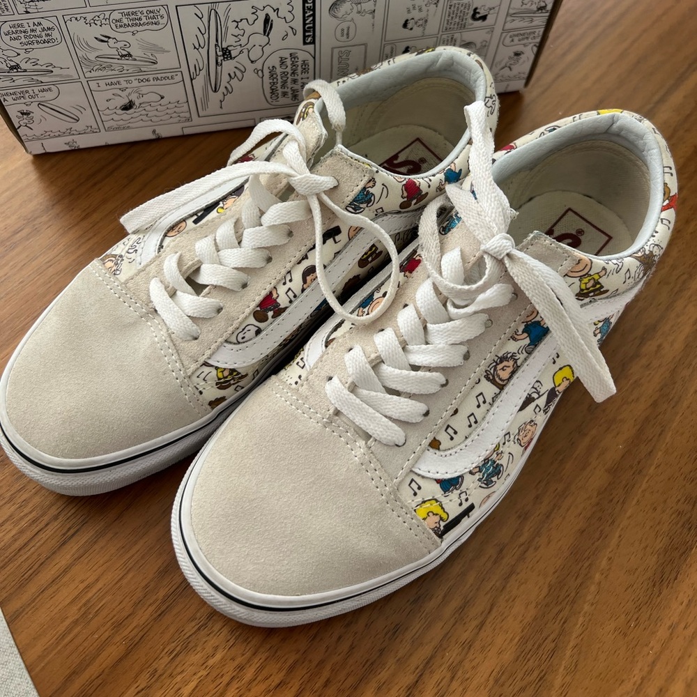 VANS Old Skoll 

PEANUTS by Chulz collection 
LIKE NEW